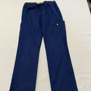 Women's Cherokee Luxe Sport cargo scrub pants. Small tall